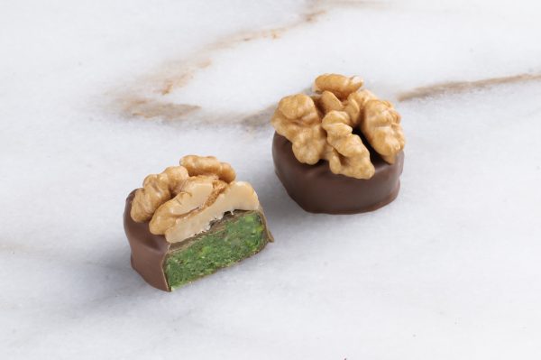 شوكولا حليب مع المكسرات وعجينة الفستق الحلبي