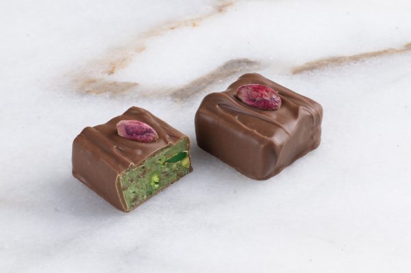 شوكولا حليب محشية مع المكسرات وعجينة الفستق الحلبي